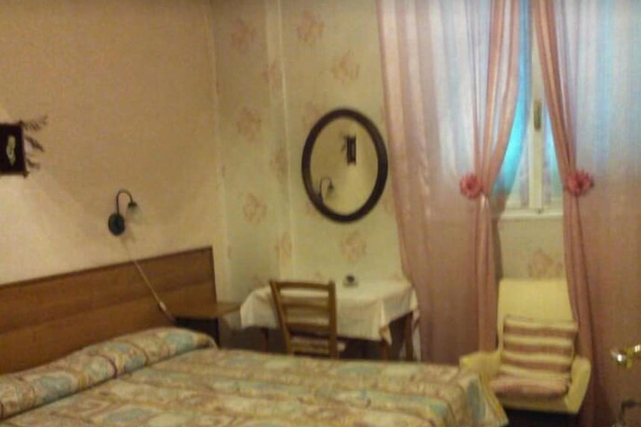 Room 5 of 16