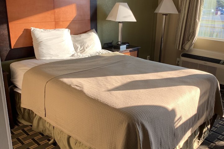 1 Queen Bed (7 of 15)