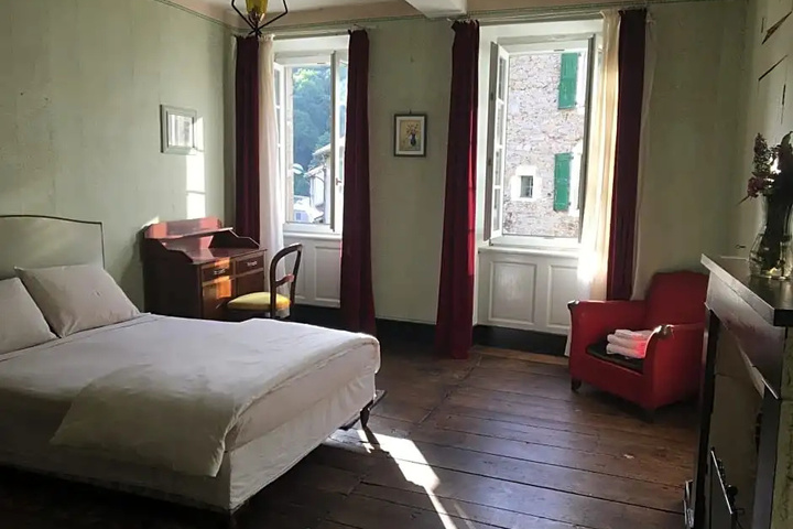 Room 4 of 18