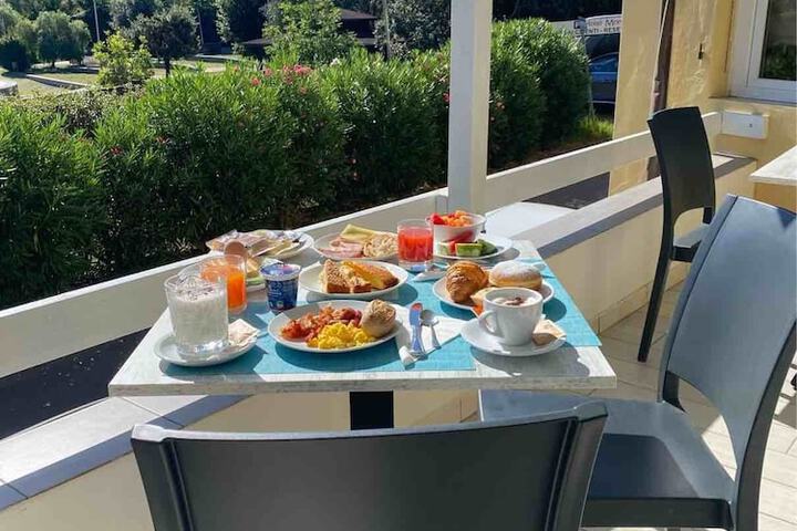 Breakfast/Coffee Service 24 of 33