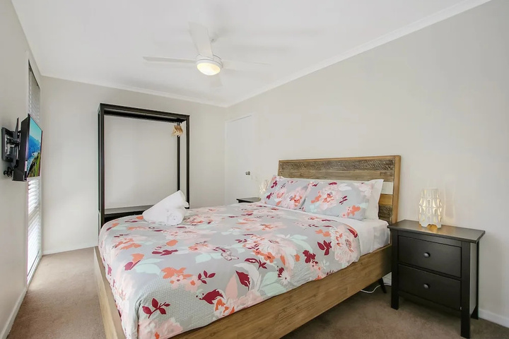 Room 5 of 12