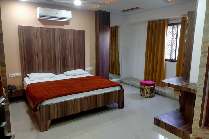Room 7 of 16