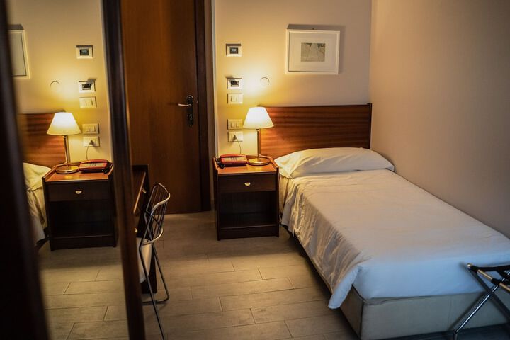 Room 25 of 32