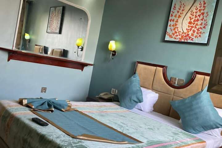 Room 6 of 33
