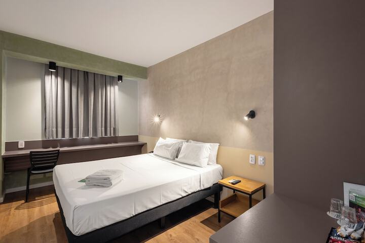 Room 6 of 33