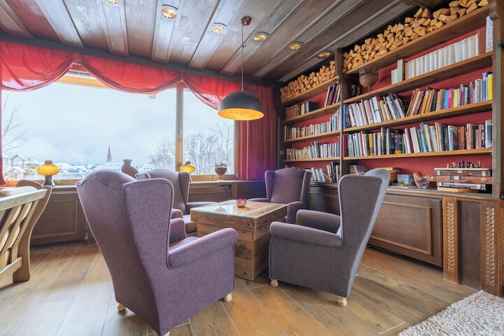 Lounge 93 of 126