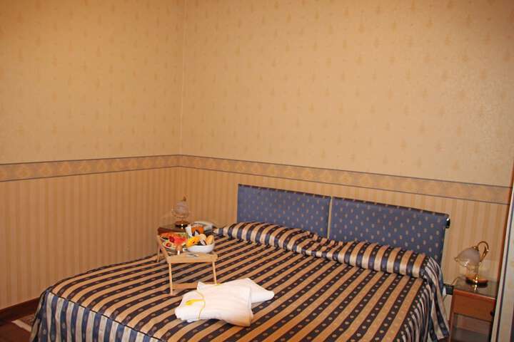 Room 9 of 40