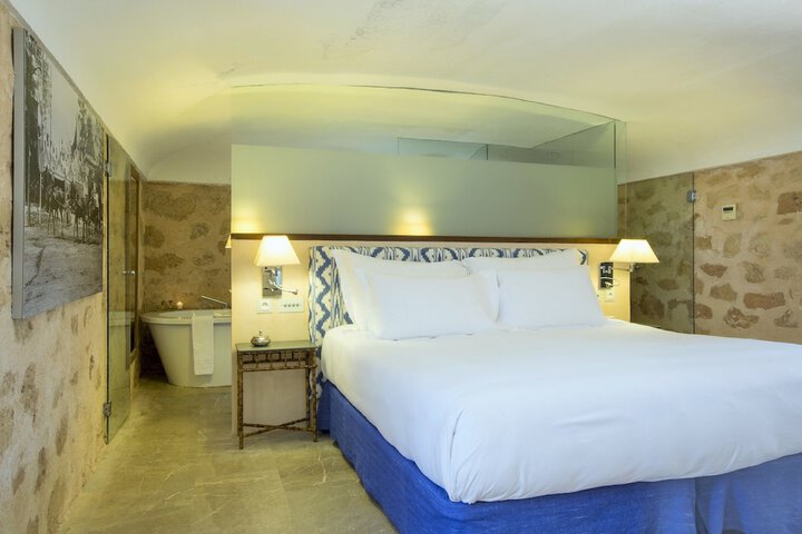 Room 4 of 136