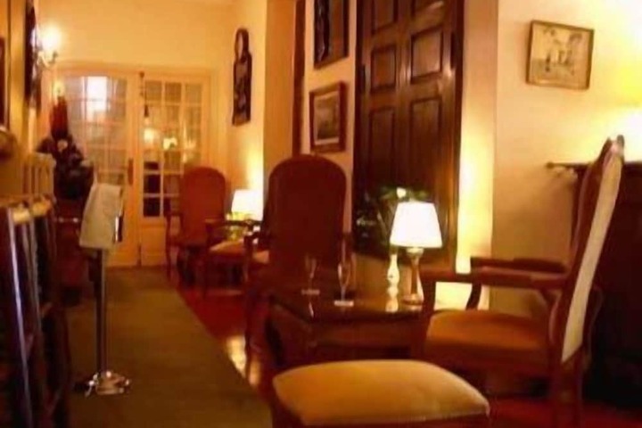 Lounge 36 of 52