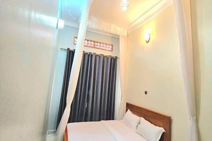 Room 9 of 12