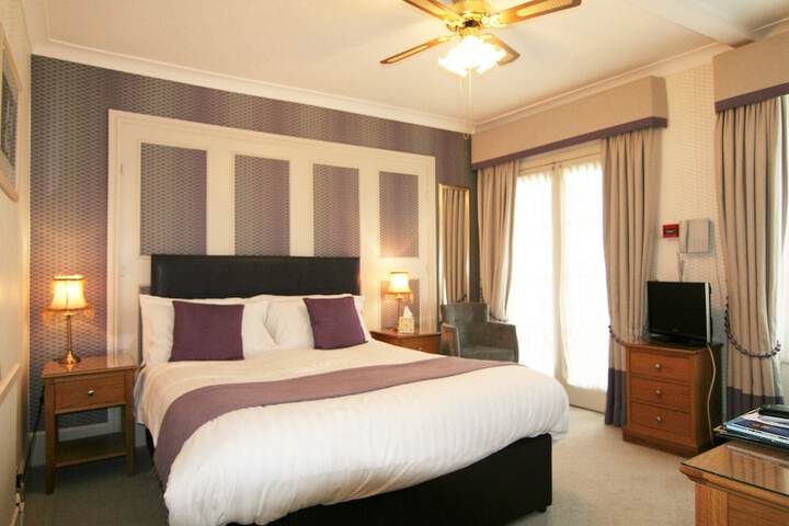 Room 27 of 72