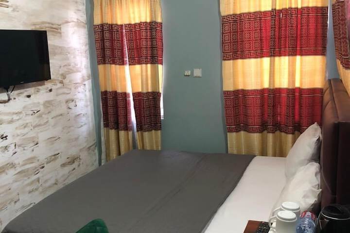 Room 9 of 28