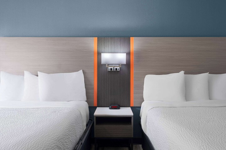 2 Double Beds (1 of 10)