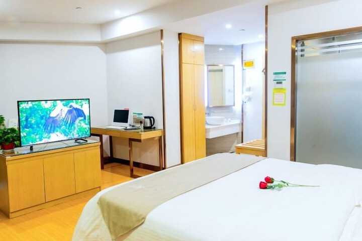 Room 9 of 38