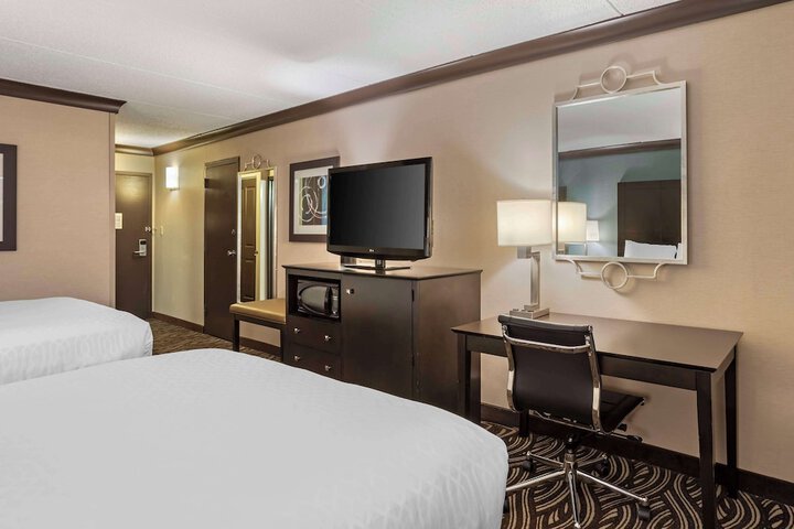 1 Queen Bed (2 of 12)
