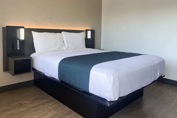 1 Queen Bed (5 of 7)
