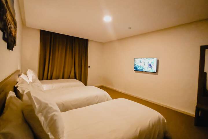 Room 12 of 28