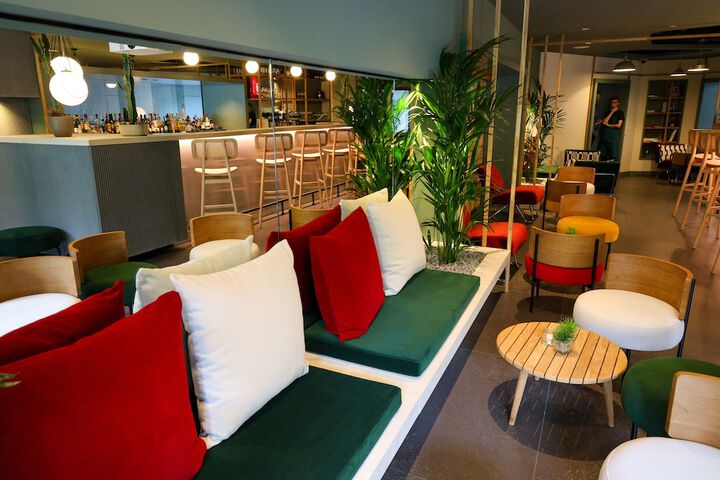 Lounge 44 of 56