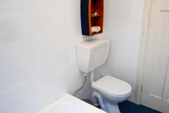 Room 5 of 9