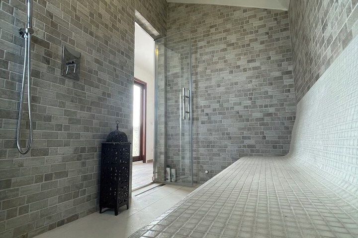 Room 5 of 6