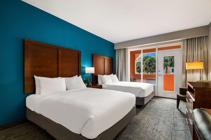 2 Queen Beds Balcony Microwave and Refrigerator WiFi Full Breakfast (7 of 12)