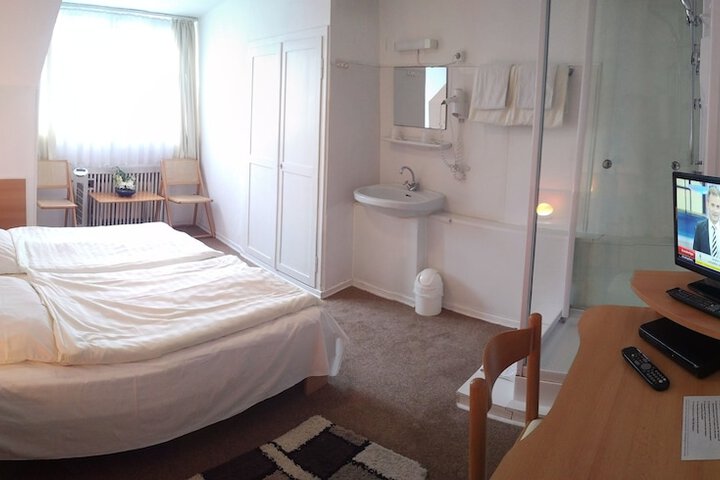 Room 4 of 38