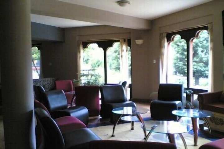 Lounge 18 of 25