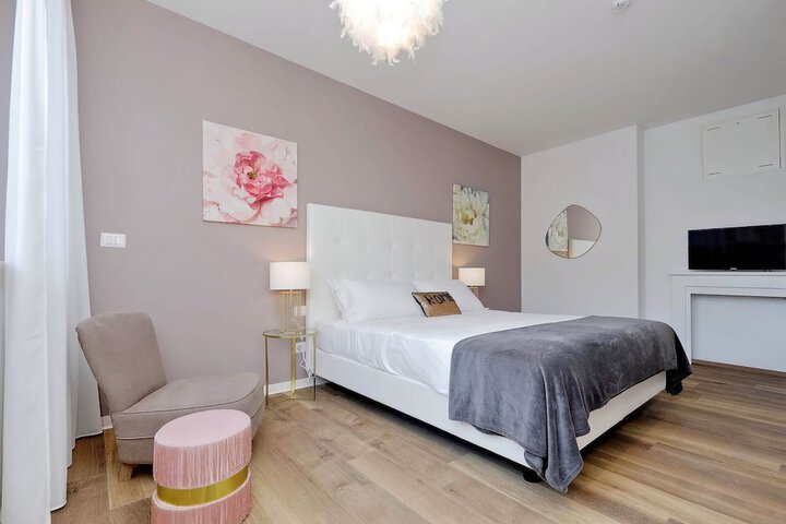Room 44 of 195