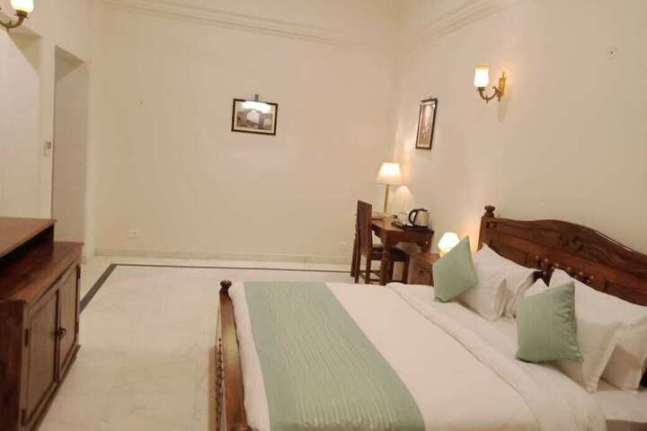 Room 12 of 80