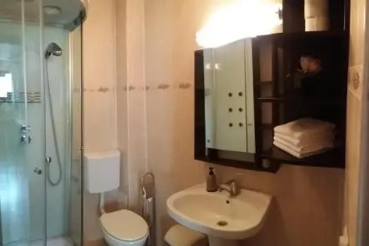 Room 5 of 8