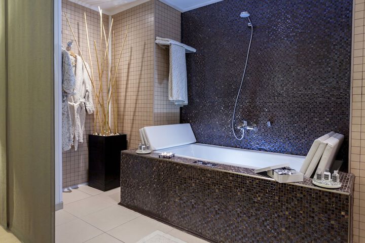 Deep soaking bathtub