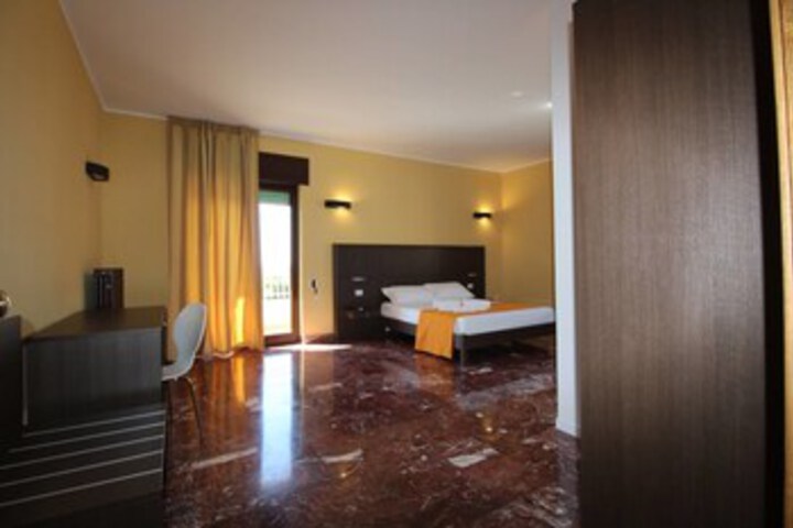 Room 11 of 17