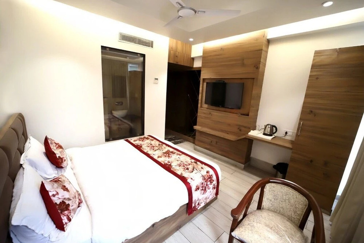 Room 4 of 8