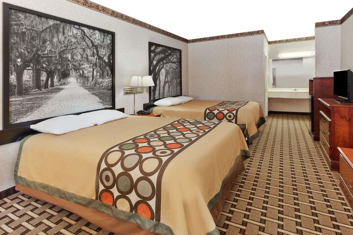 2 Queen Beds (7 of 8)