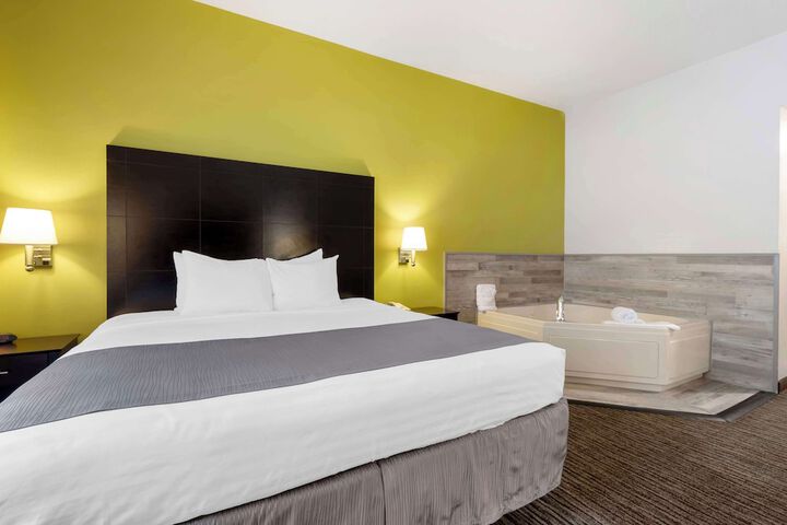 1 King Bed Microwave and Refrigerator Full Breakfast (4 of 14)