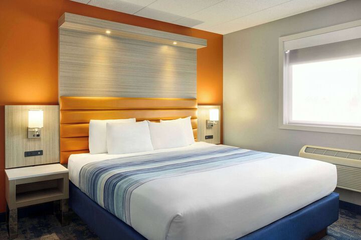 1 King Bed (3 of 42)