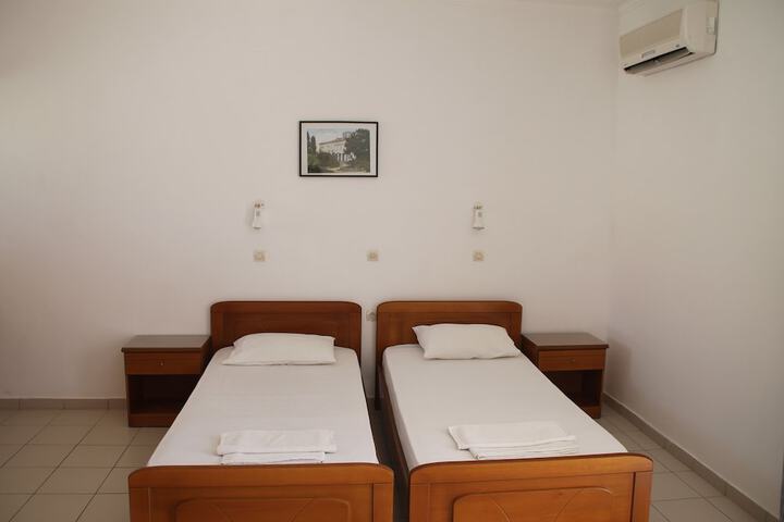 Room 4 of 36