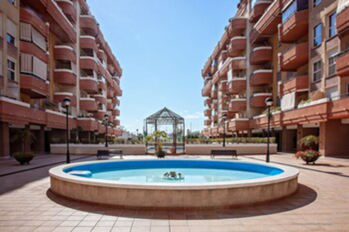 Apart. con piscina frente al mar
