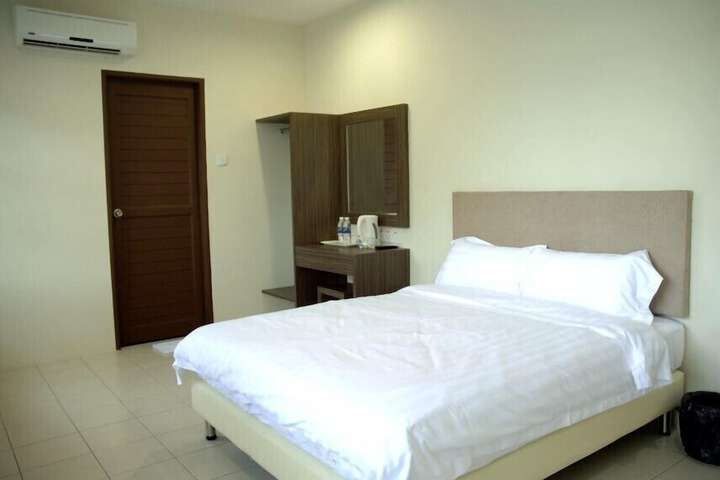 Room 6 of 14