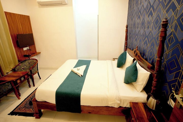 Room 4 of 18