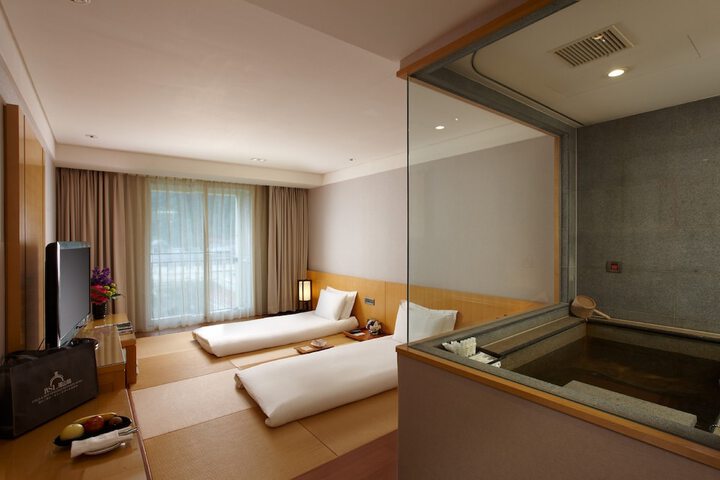 Room 8 of 87
