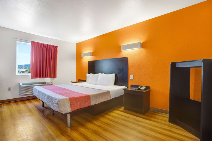 Room 4 of 27