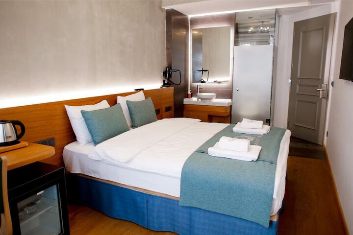 Room 4 of 63