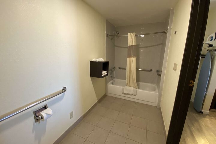 1 King Accessible Comm Assist Bathtub Table Chairs Microwave, Refrigerator, Continental Breakfast (3 of 21)