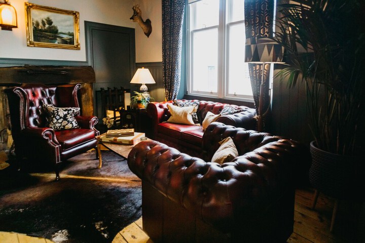Lounge 131 of 146