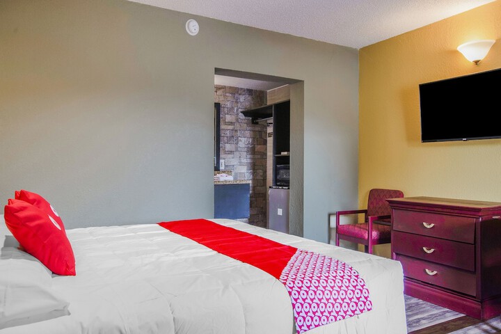 1 King Bed (8 of 9)