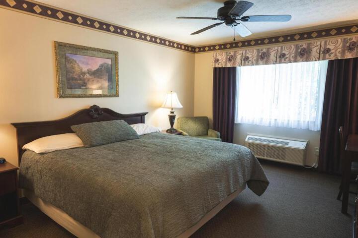1 King Bed (2 of 8)