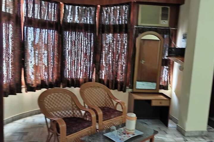 Room 6 of 11