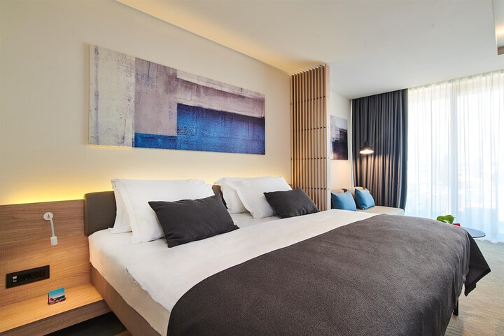 Room 10 of 52