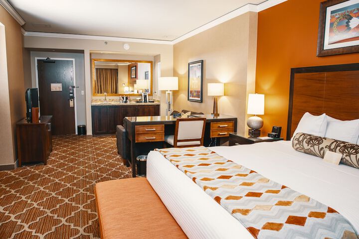 1 King Bed (4 of 8)
